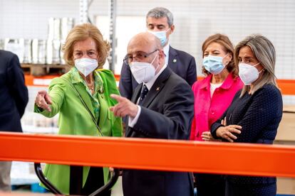 La reina Sofía visitó este miércoles el Banco de Alimentos de Toledo, donde conoció el funcionamiento de esta entidad, desbordada por la cantidad de personas que necesitan ayuda en esta pandemia. Fue recibida por la alcaldesa de Toledo, Milagros Tolón, y el presidente del Banco de Alimentos de la capital regional, Manuel Lanza.