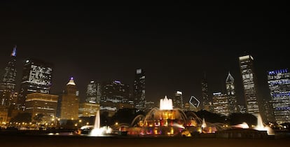 La fuente Buckingham en primer plano, con el skyline de Chicago, Illinois, detrás.