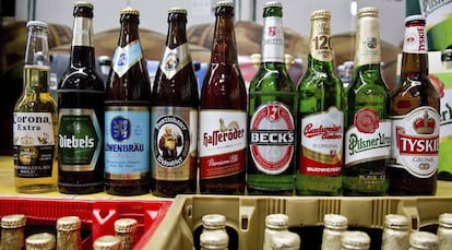 Vista de botellas de cerveza de AB InBev y de SABMiller.