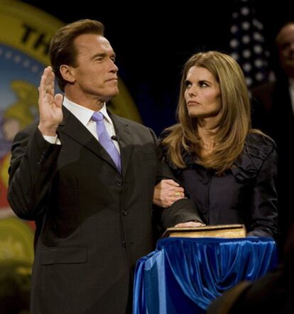 Fotografía de archivo tomada el 5 de enero de 2007 que muestra Arnold Schwarzenegger y a su mujer, Maria Shriver, durante su juramento como gobernador de California, en Sacramento (Estados Unidos).