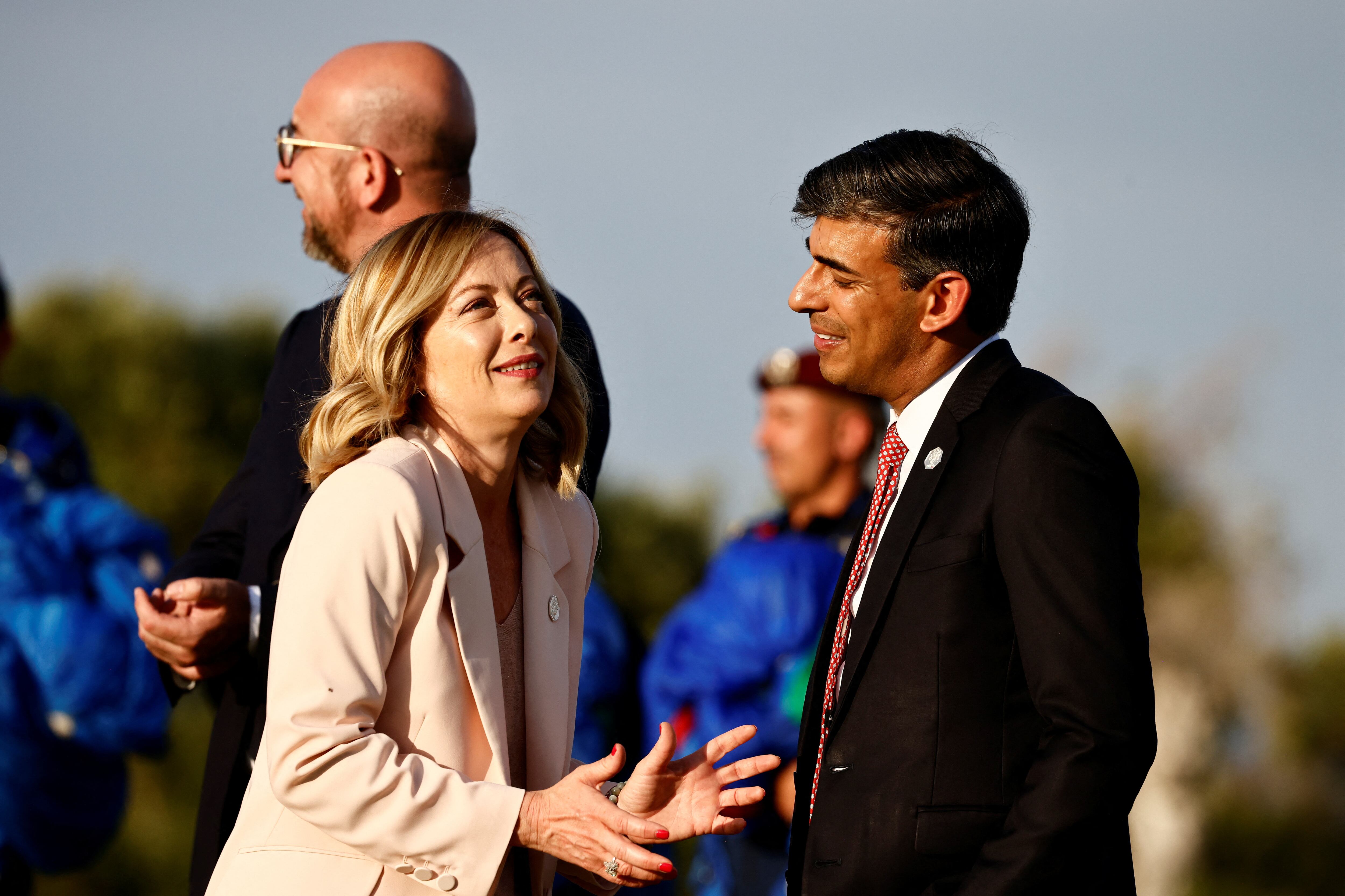 La primera ministra italiana, Giorgia Meloni, con el homólogo británico, Rishi Sunak, en Savelletri (Italia), el 13 de junio.