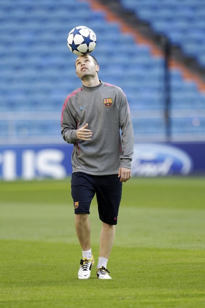 Iniesta hace malabarismos con el balón durante un entrenamiento en el Santiago Bernabéu.