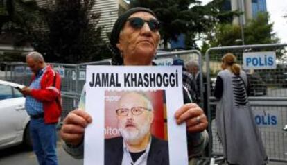 Un activista sostiene una foto de Khashoggi.