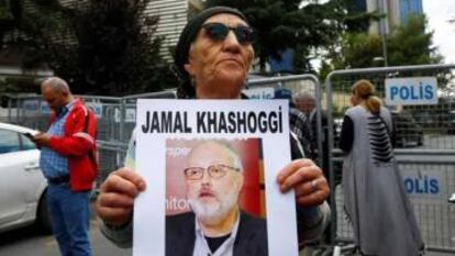Un activista sostiene una foto de Khashoggi.