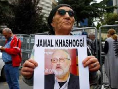 Un activista sostiene una foto de Khashoggi.