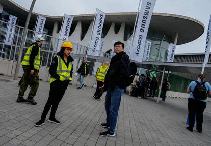 Operarios y participantes caminan por el recinto de la Fira de Barcelona durante los preparativos del Mobile World Congress en Barcelona, este sábado.