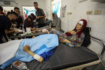 Varios heridos, incluidos niños, son tratados este sábado en el hospital Al-Ahli Baptist en Gaza tras el ataque del ejército israelí al colegio Al-Nazla, donde los palestinos se refugiaban en el barrio de Saftawi.