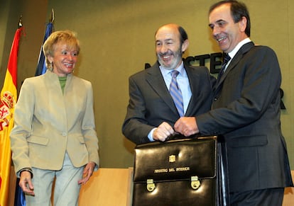 11 de abril de 2006. Relevo en el Ministerio del Interior. El nuevo ministro, Alfredo Pérez-Rubalcaba (2d), recibe un abrazo y la cartera del ministerio, de manos de su predecesor, José Antonio Alonso, en presencia de la vicepresidenta del Gobierno, María Teresa Fernández de la Vega.