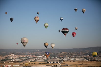 Pla general del cel d'Igualada ple de globus.