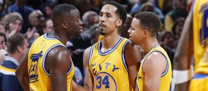 Green, Livingston y Curry celebran una canasta.