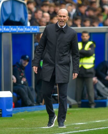 El entrenador del Real Madrid, Zinedine Zidane, en un momento del encuentro en Mendizorroza.