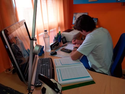 Un estudiante prepara los exámenes en casa durante la crisis del coronavirus.