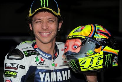 Rossi bromea con su casco en Sepang.