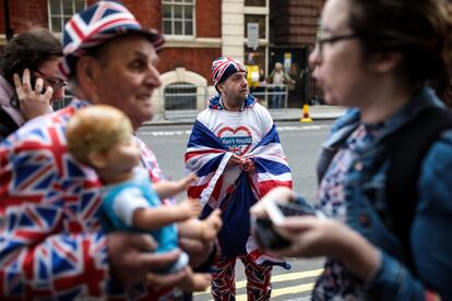 John Loughrey  (c) espera el anuncio del nacimiento del nuevo bebé real frente al hospital St Mary de Londres. 