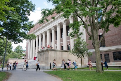 Un grupo de visitantes pasea frente a la biblioteca de Harvard.