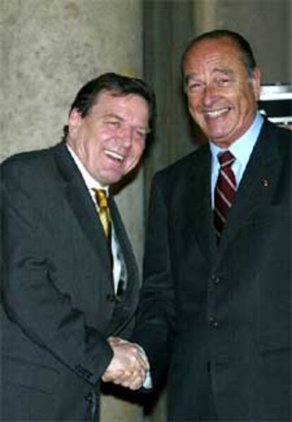 Schroeder y Chirac estrechan las manos en la sede del Gobierno francés en París.