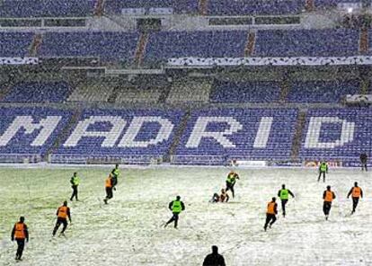 Los jugadores del Borussia de Dortmund, entrenándose anoche bajo una nevada en el estadio Bernabéu.