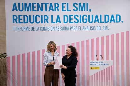 La ministra de Trabajo, Yolanda Díaz, recibe de manos de la vicepresidenta de la Asociación Española de Economía del Trabajo, Begoña Cueto, el III Informe de la Comisión Asesora para el SMI, este miércoles en la sede del Ministerio.