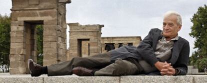 Luis Goytisolo en el templo de Debod, en Madrid, por donde camina una hora diaria antes de ponerse a escribir.