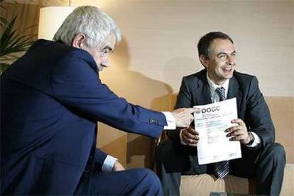 Zapatero y Maragall, con el <i>Diari de la Generalitat</i> que recoge el texto del nuevo Estatuto.