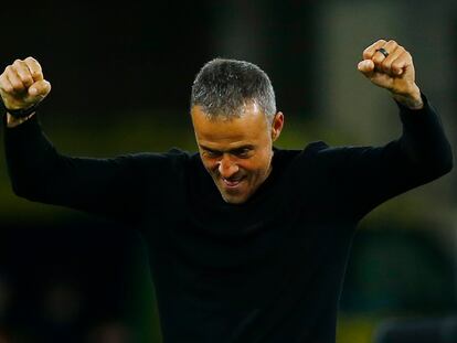 Luis Enrique celebra la clasificación de España para el Mundial de Qatar.