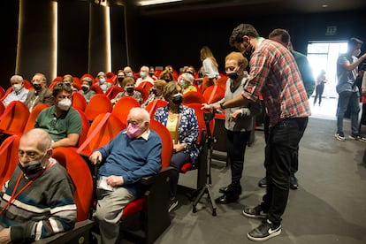 Un voluntario de la Fundación Harena ayuda a una de las asistentes al concierto 'El mayor aplauso'