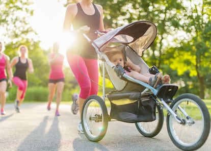 Una madre corre con su bebé.