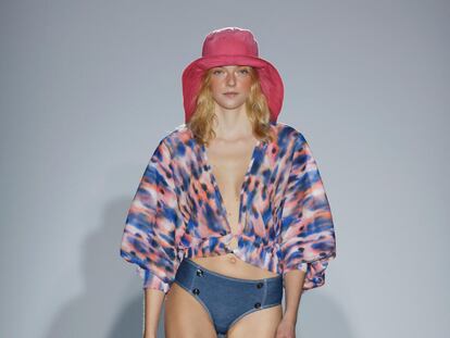 Vaquero, ‘tie-dye’ y brillo invaden el baño de Guillermina Baeza