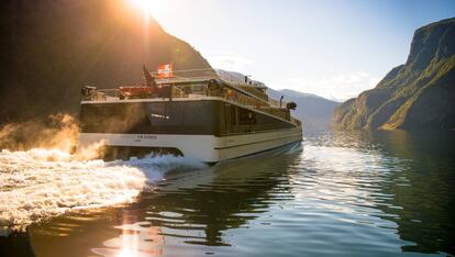 'Future of the Fjords', un ferri 100% eléctrico que navega por el fiordo Nærøyfjord (Noruega).