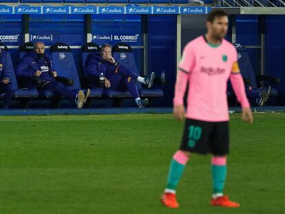 Koeman y Messi, durante el último duelo ante el Alavés.