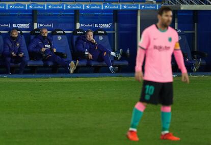 Koeman y Messi, durante el último duelo ante el Alavés.