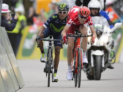 Nairo, a la izquierda, y Zakarin, en el sprint final.