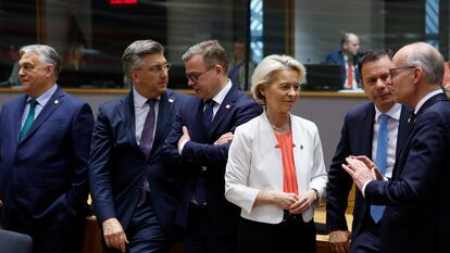 La presidenta de la Comisión Europa, Ursula von der Leyen, acompañada de líderes de varios Estados miembros, durante la cumbre celebrada en Bruselas el 17 de junio.