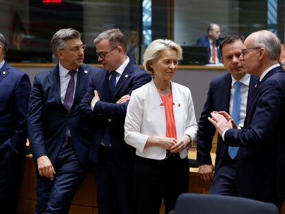 La presidenta de la Comisión Europa, Ursula von der Leyen, acompañada de líderes de varios Estados miembros, durante la cumbre celebrada en Bruselas el 17 de junio.