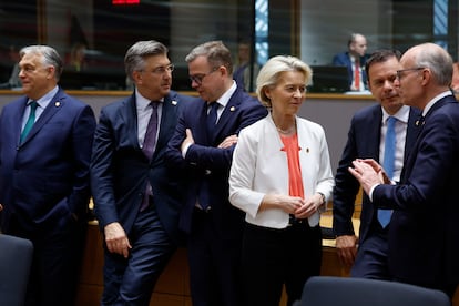La presidenta de la Comisión Europa, Ursula von der Leyen, acompañada de líderes de varios Estados miembros, durante la cumbre celebrada en Bruselas el 17 de junio.