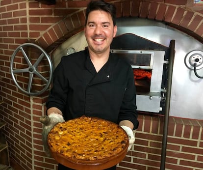 JESUS PLAZA CON UNA DE SUS SOPAS TRAS DOS HORAS DE HORNO, PRIMERA PARTE DEL PROCESO / CAPEL