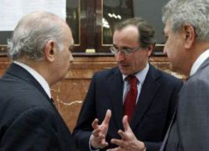 El portavoz del PP en el Congreso, Alfonso Alonso, conversa con el ministro del Interior, Jorge Fern&aacute;ndez D&iacute;az, en presencia del presidente de la C&aacute;mara Baja, Jesus Posada.