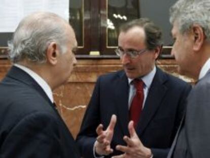 El portavoz del PP en el Congreso, Alfonso Alonso, conversa con el ministro del Interior, Jorge Fern&aacute;ndez D&iacute;az, en presencia del presidente de la C&aacute;mara Baja, Jesus Posada.