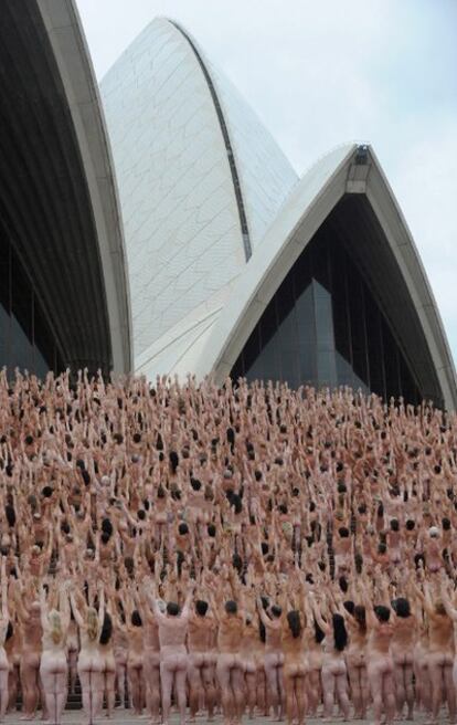 El artista Tunick moviliza a miles de gays delante de la Ópera de Sidney