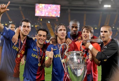 Sergio Busquets, Xavi, Puyol, Touré, Bojan e Víctor Valdés posam com a taça da Champions 2009.