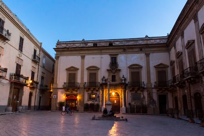 A mitad del siglo XVIII, la familia Valguarnera decidió reunir varios edificios de su propiedad en un proyecto unitario al que aplicó todo el esplendor escenográfico del barroco tardío y el rococó. El resultado cierra con su planta en forma de L la plaza Croce dei Vespri de Palermo.