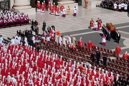 El féretro del papa Francisco, en la plaza de San Pedro del Vaticano.
