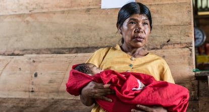 Una madre con su bebé esperando ser atendida por los médicos