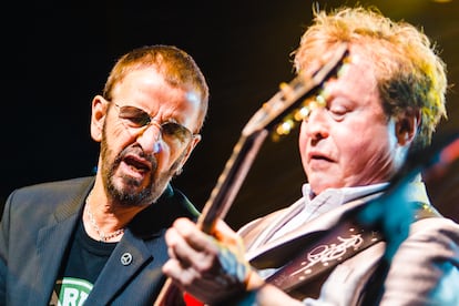Rick Derringer (derecha), actuando junto a Ringo Starr en  São Paulo en 2011. 