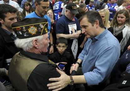 Ted Cruz conversa con un veterano de guerra.