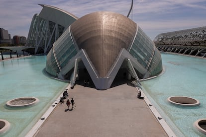 Vista general del gran cine y planetario IMAX y 3D de la Ciudad de las Artes y las Ciencias de Valencia.