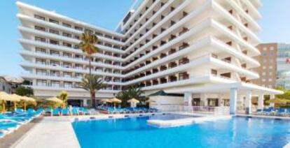 Vista de la piscina de un hotel.