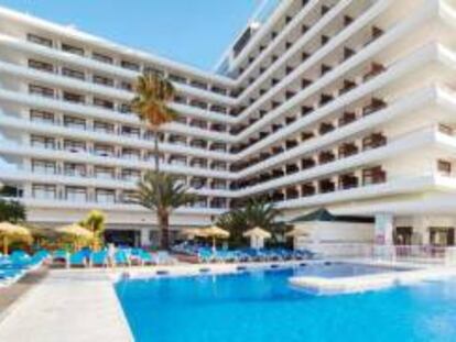 Vista de la piscina de un hotel.