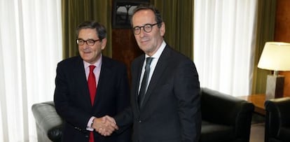Mario Fernández (izquierda) y Gregorio Villalabeitia el pasado mes de noviembre al formalizarse el relevo en la presidencia de Kutxabank. 