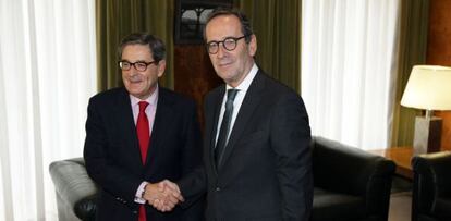 Mario Fernández (izquierda) y Gregorio Villalabeitia el pasado mes de noviembre al formalizarse el relevo en la presidencia de Kutxabank.
